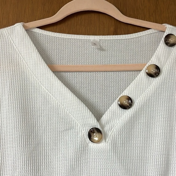 Size XL color block v-neck top with button detail - Picture 2 of 8